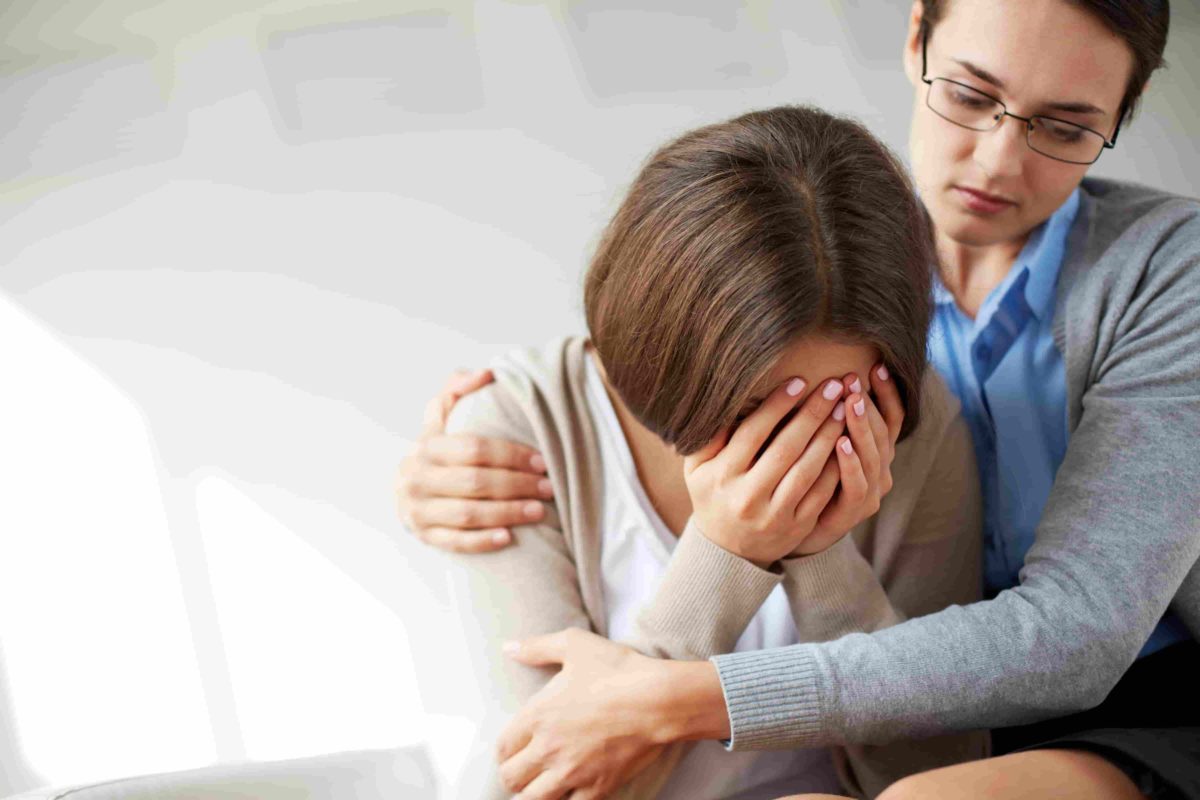 sad-woman-crying-next-to-her-therapist-1